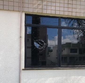 Homem atira pedra em vidro do Fórum para ser preso em Santa Catarina, relata PM