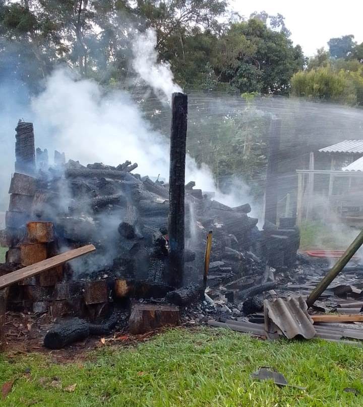Corpo é encontrado em galpão destruído por incêndio no Oeste de Santa Catarina