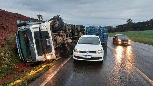 Acidente de trânsito na ERS-135 envolve caminhão carregado de frangos