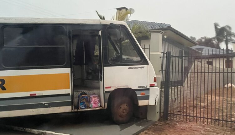 Acidente de trânsito envolvendo micro-ônibus escolar em Santa Bárbara do Sul
