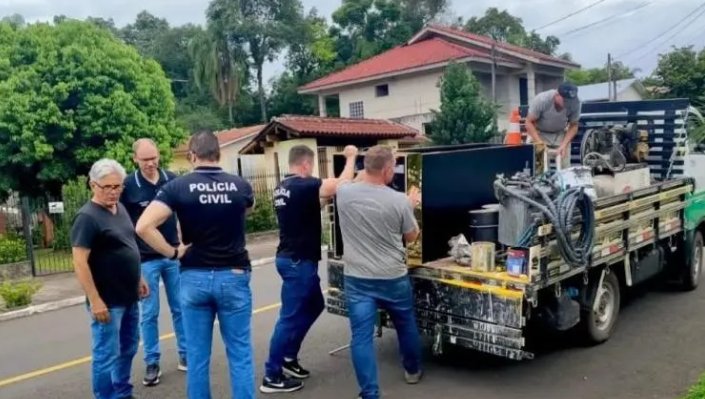 Mulher é presa e equipamento de bronzeamento artificial, apreendido