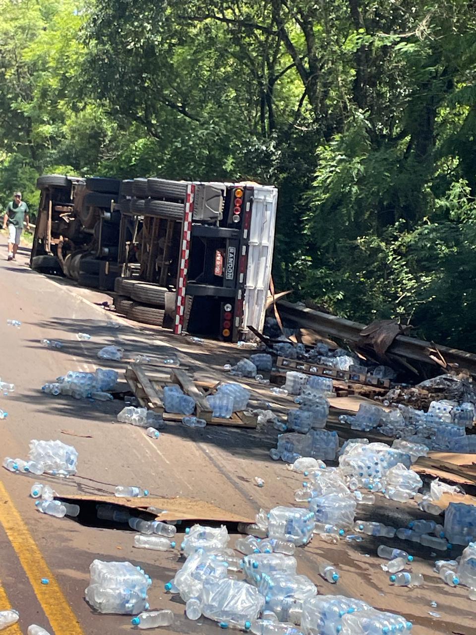 Caminhão carregado com água mineral tomba na ERS-569 entre Novo Barreiro e Palmeira das Missões