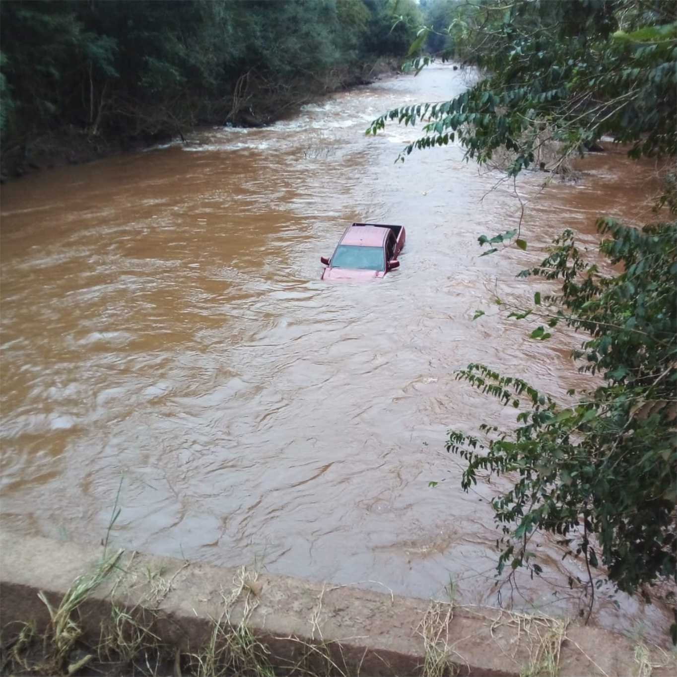 Camionete é localizada submersa em rio no interior de Sarandi