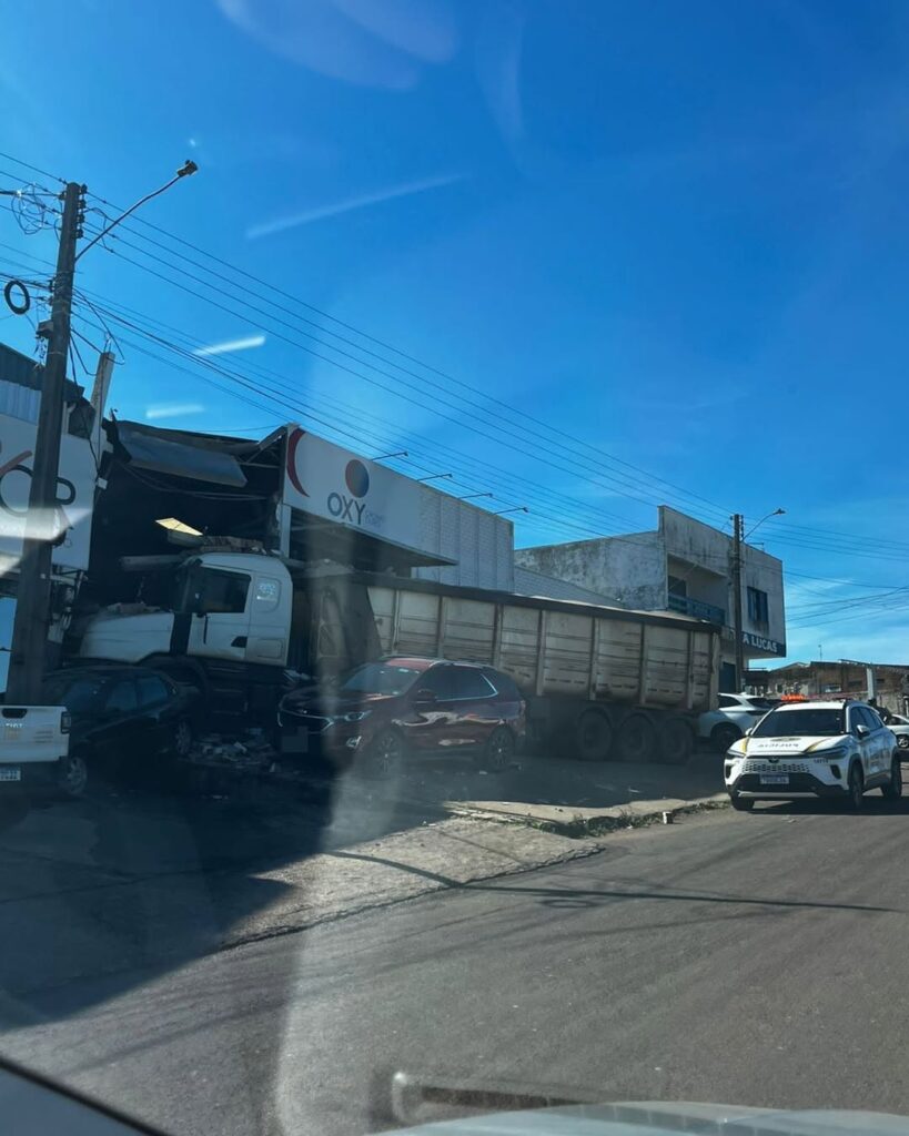 Caminhão desgovernado atinge empresas e veículos às margens da BR-285 em Carazinho