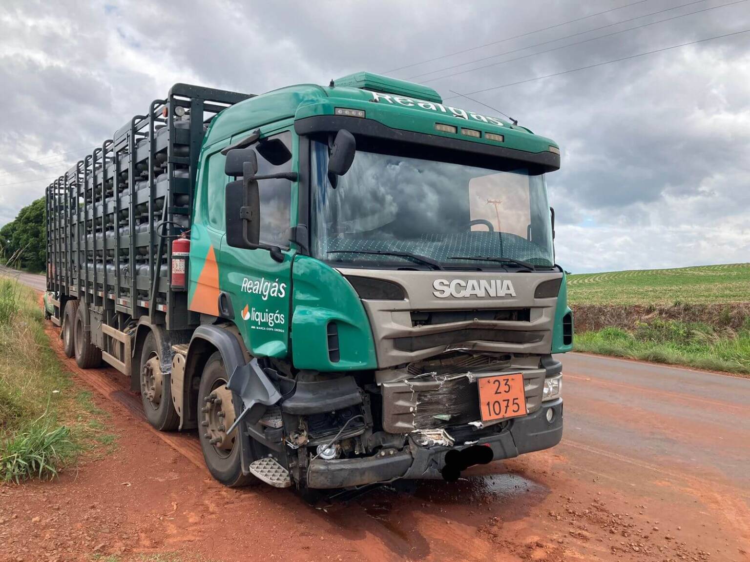Carreta perde roda e atinge outro caminhão na ERS 324 em Ronda Alta
