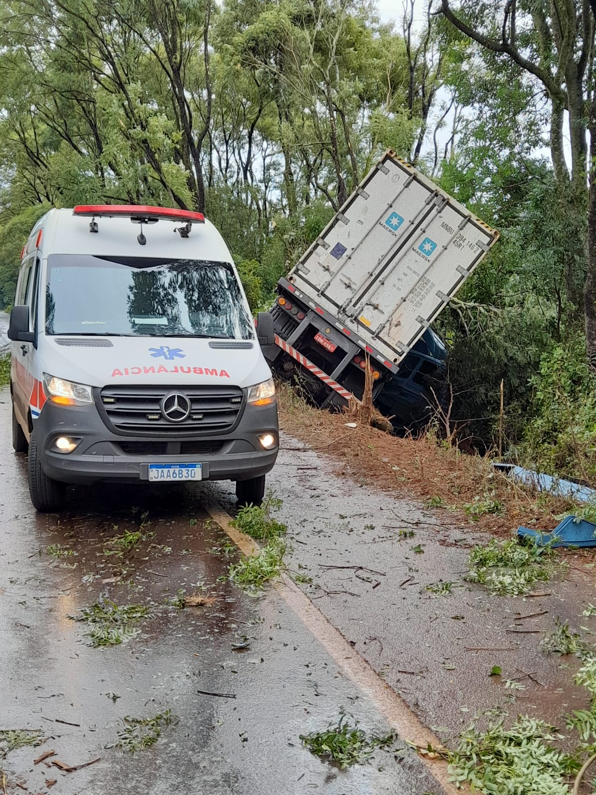 Motorista perde o controle e bate em árvores na ERS 155 em Santo Augusto