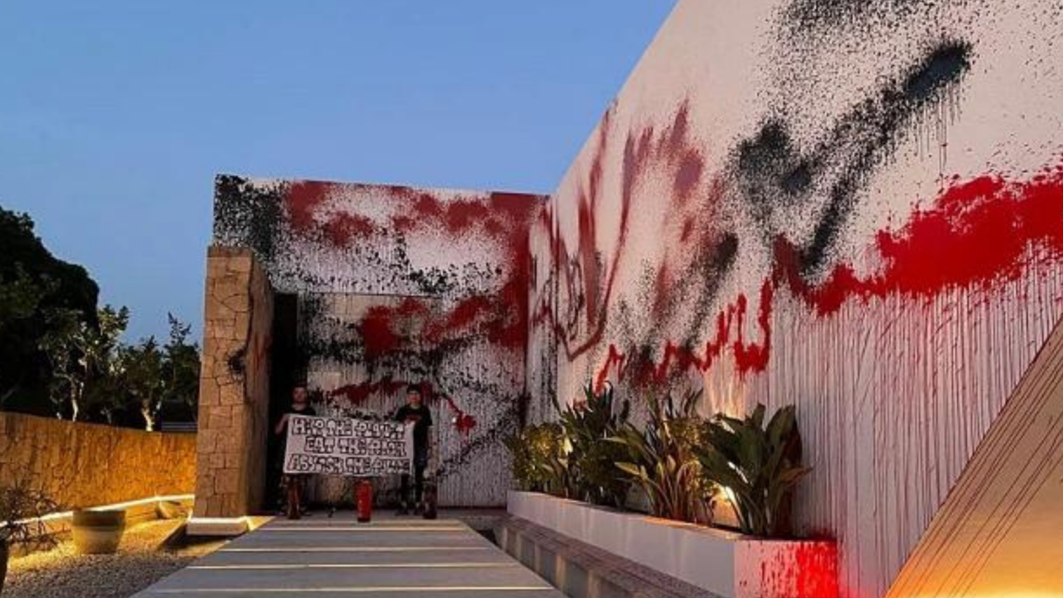 Ativistas ambientais vandalizam mansão de Messi em Ibiza