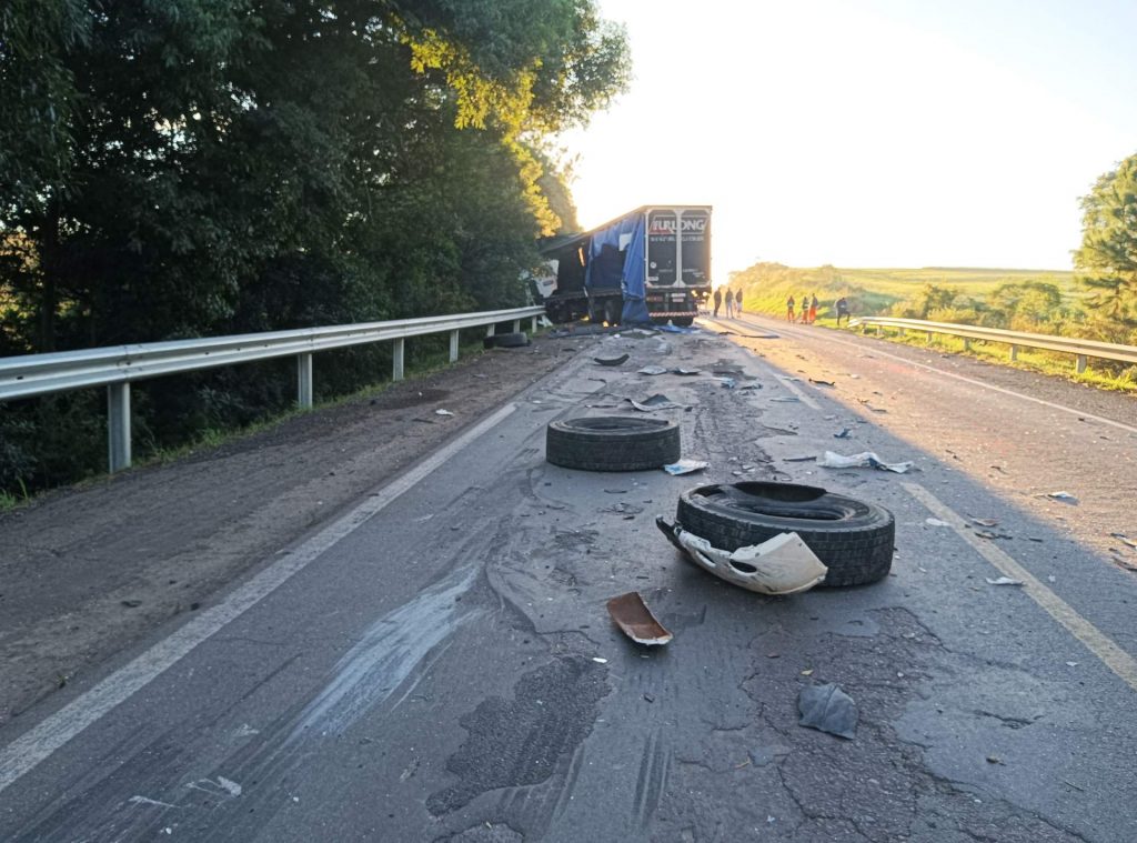 Grave acidente entre dois caminhões deixa um morto na BR-285
