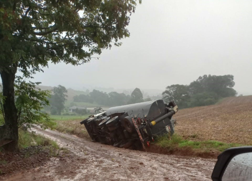Caminhão tombou em Mato Queimado, interior de Crissiumal