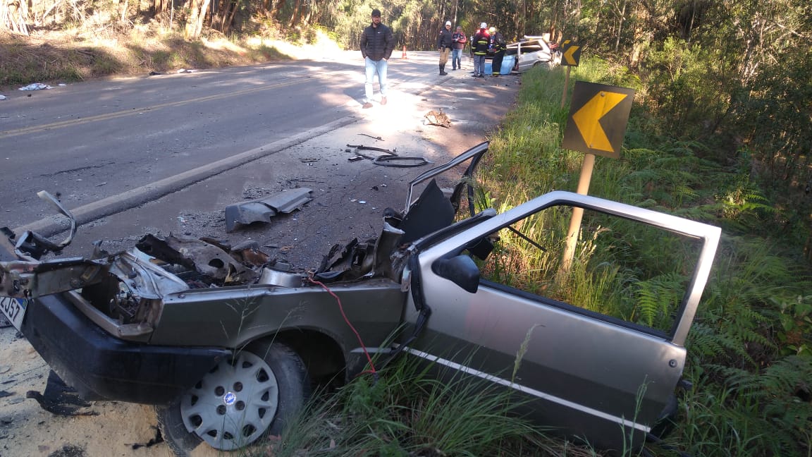 Uno se parte ao meio e motorista morre em grave colisão contra caminhão