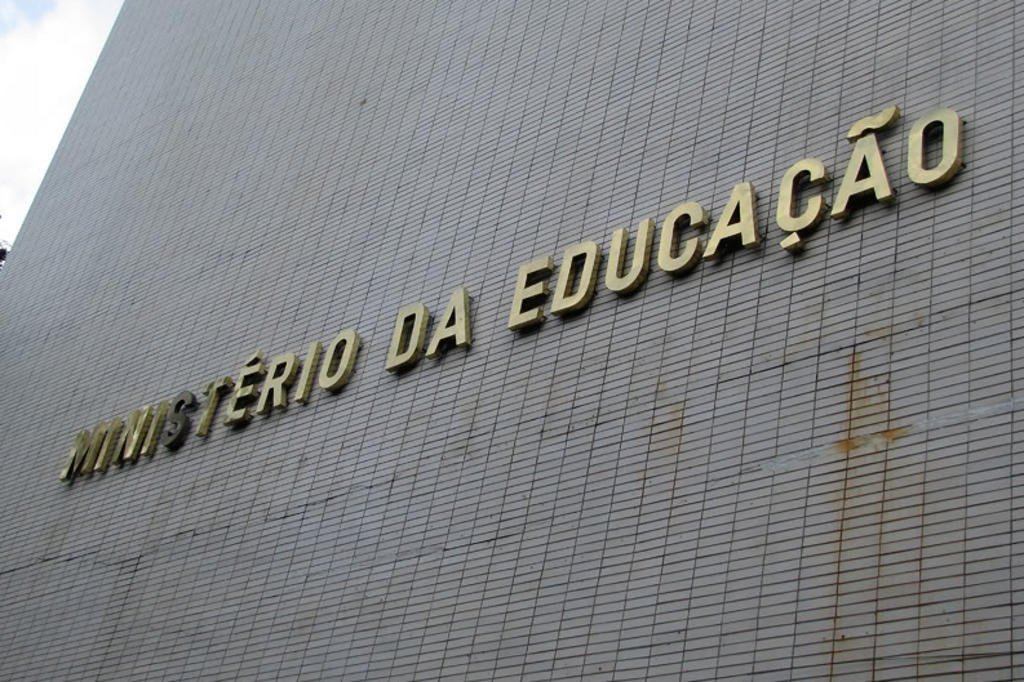 Governo volta atrás e bloqueia novamente verba das universidades federais