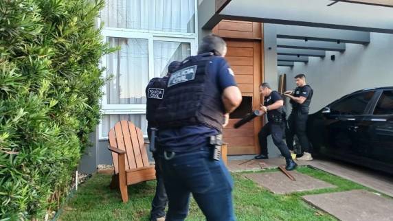 Polícia cumpre mandados de prisão e busca e apreensão em 10 cidades contra grupo criminoso