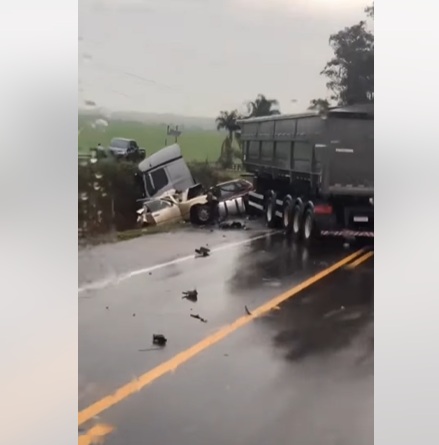 Grave acidente envolve três veículos na BR-158 em Cruz Alta