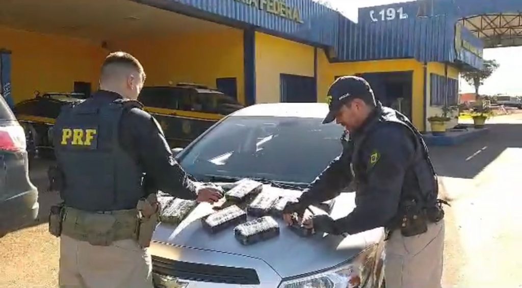PRF prende pai e filhos com 13 quilos de cocaína em carro roubado