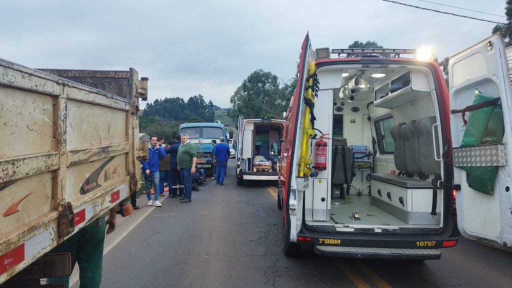 Homens ficam prensados entre dois caminhões em acidente na ERS-135 em Passo Fundo