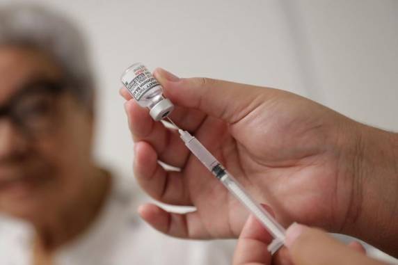 OMS muda recomendações e deixa de indicar dose de reforço adicional contra a covid para a maioria da população