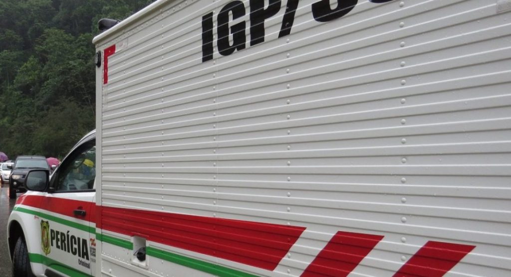 Mulher dá à luz em banheiro e esfaqueia o filho recém-nascido em SC