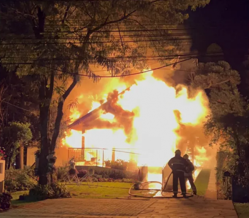 Mãe salva os três filhos de incêndio que destruiu sua casa no RS