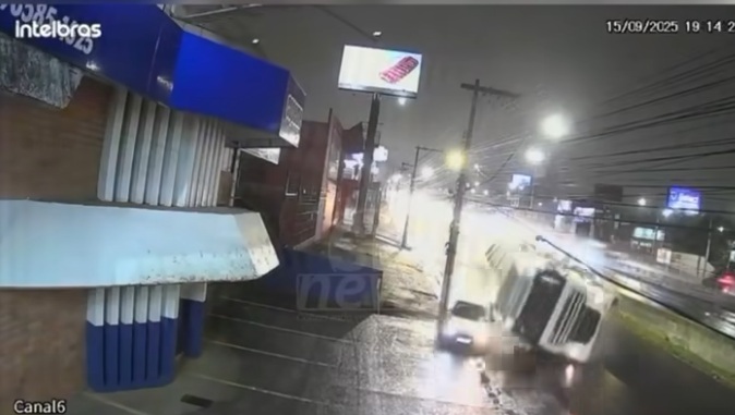 (CONFIRA VÍDEO) Motorista atento ao trânsito evita de ter seu carro esmagado por carreta