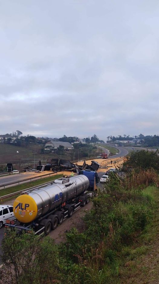 Carreta tomba e bloqueia a pista parcialmente em Estrela