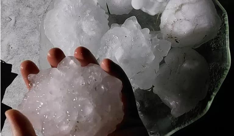 Vídeos: Granizo gigante, feridos e um morto com tempestades na Argentina
