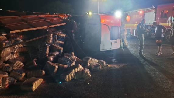 Carreta com carga de arroz tomba na BR-285 em Ijuí