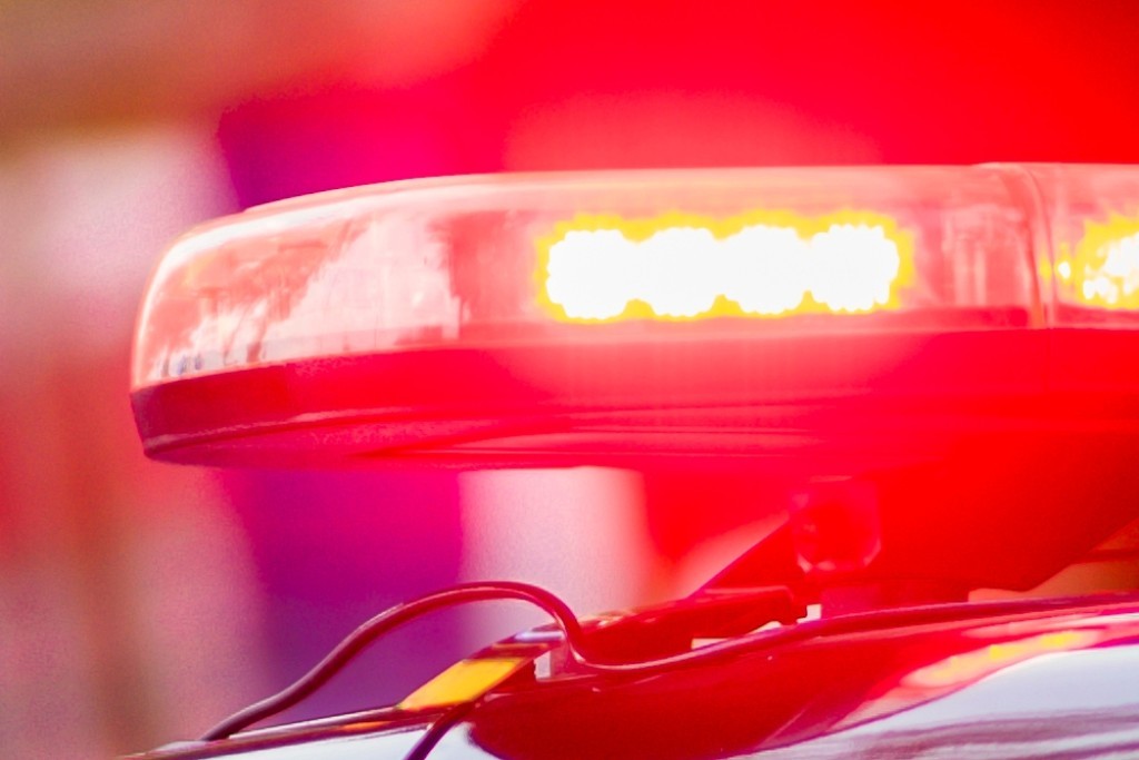 Homem é preso após jogar chaleira de água quente na esposa em Santa Catarina.