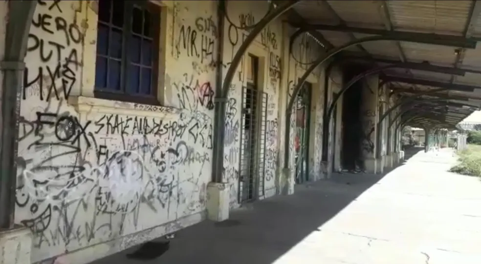 Bebê abandonado é encontrado em banheiro de estação de trem em Alegrete