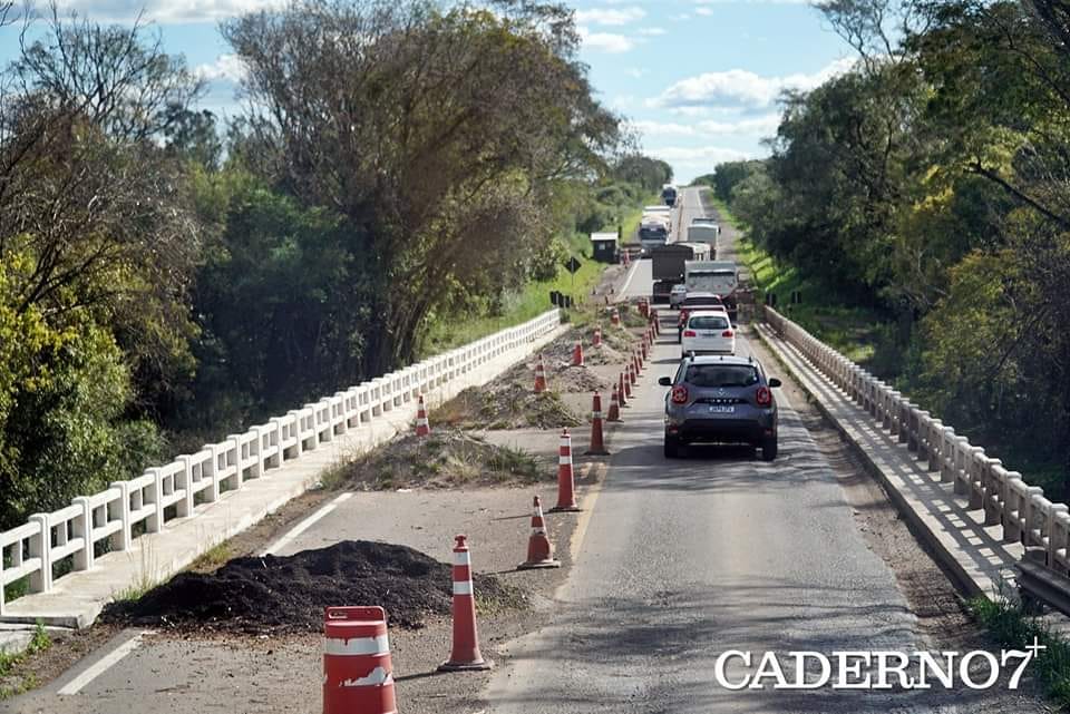 Águas sobem e ponte do Bossoroca é bloqueada na BR-290