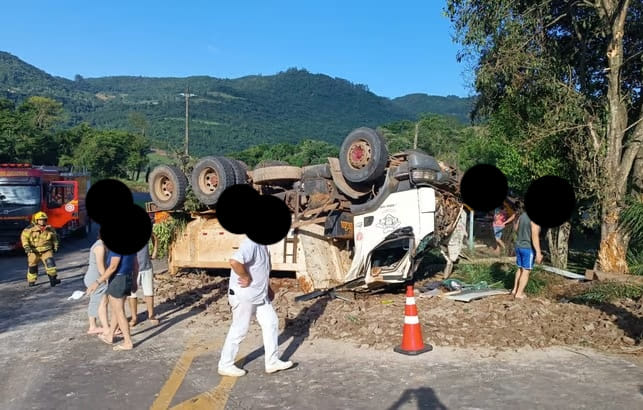 Caminhão caçamba capota na BR-386, em Marques de Souza e motorista tem ferimentos graves