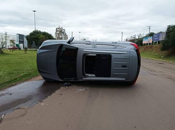 Colisão entre carreta e SUV causa tombamento no Trevo da Caravela, em Passo Fundo