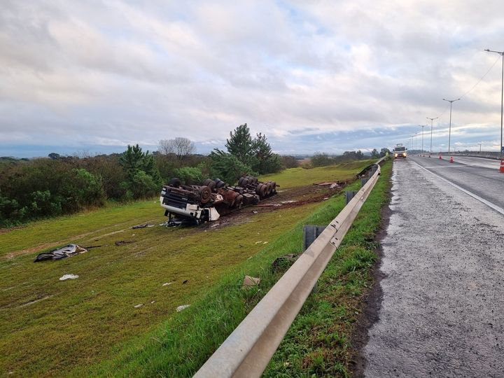 Caminhão emplacado na Região sai da pista e tomba à margem da Rodovia do Parque na divisa de Canoas/Esteio