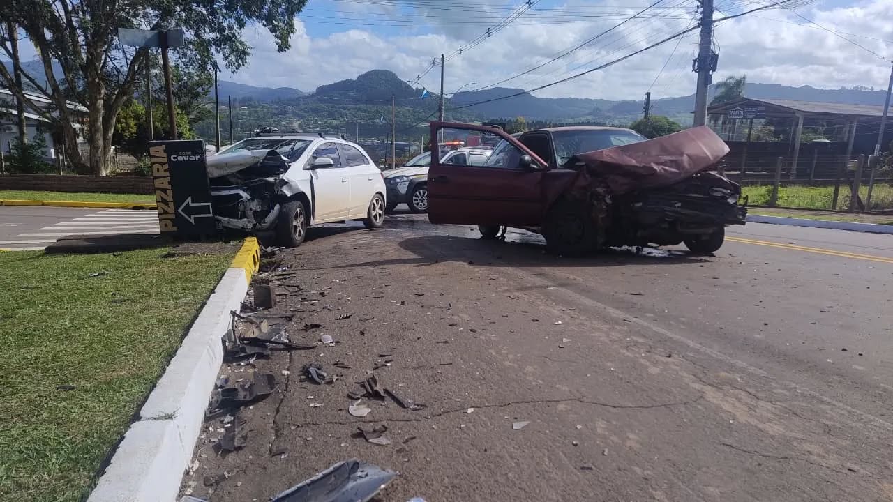 Condutor fica gravemente ferido após colisão frontal, em Presidente Lucena!