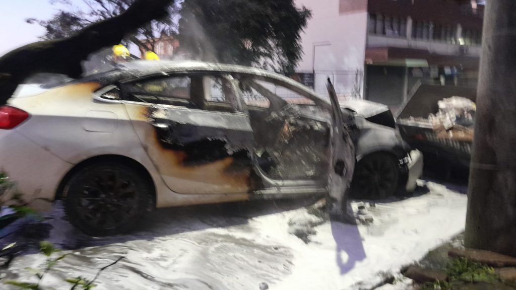 Carro colide em tele entulho e pega fogo em Passo Fundo