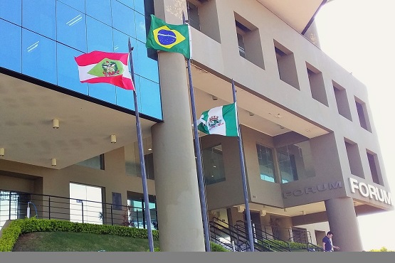 Justiça condena 17 pessoas que colocavam soda cáustica e água oxigenada em leite no Oeste de SC