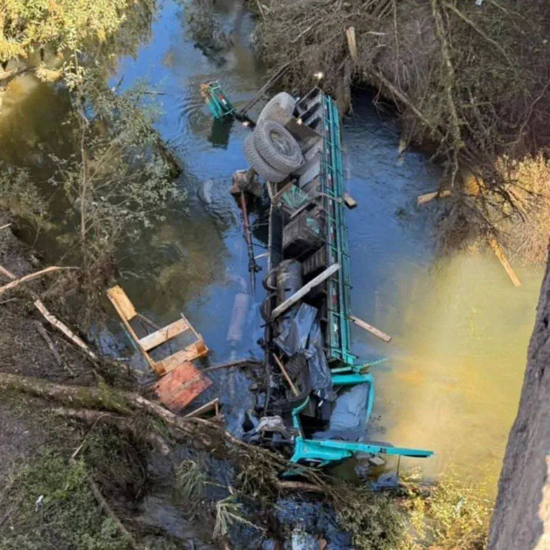 Motorista morre após caminhão cair de ponte e ficar submerso em rio, na Serra catarinense
