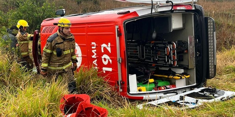 Ambulância da Samu sofre acidente durante atendimento a paciente em Tramandaí