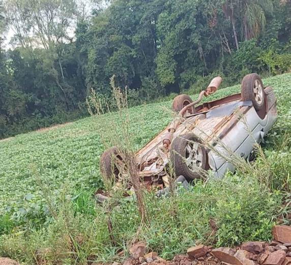 Homem capota caminhonete furtada em Guarani das Missões