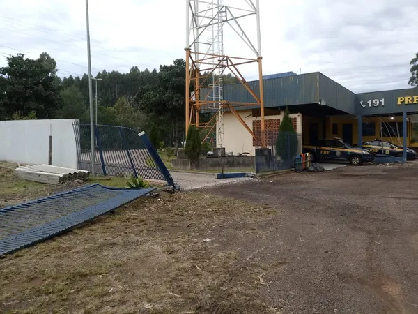 Caminhão carregado de ração colide contra posto da PRF em Erechim