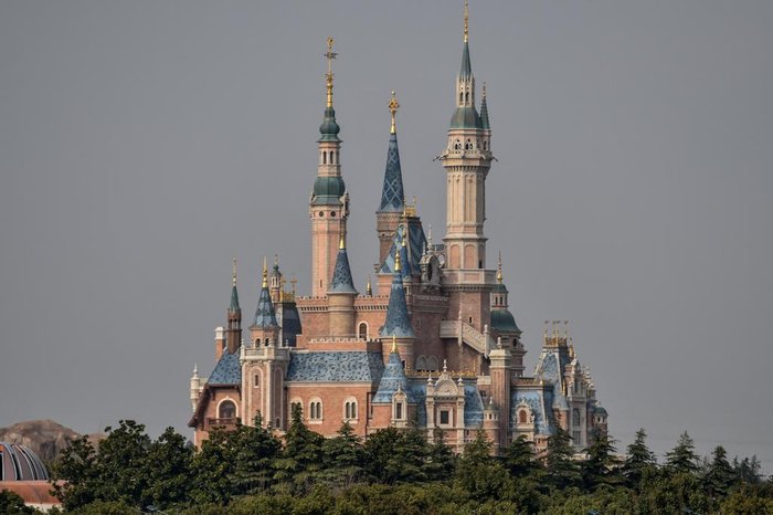 Visitantes são confinados em parque da Disney em Xangai após casos de covid na cidade