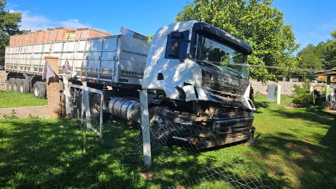 Colisão entre caminhões é registrada na BR-386 em Soledade