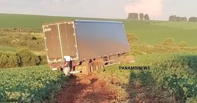 Carreta carregada de arroz sai da pista na BR-285, em Santa Bárbara do Sul