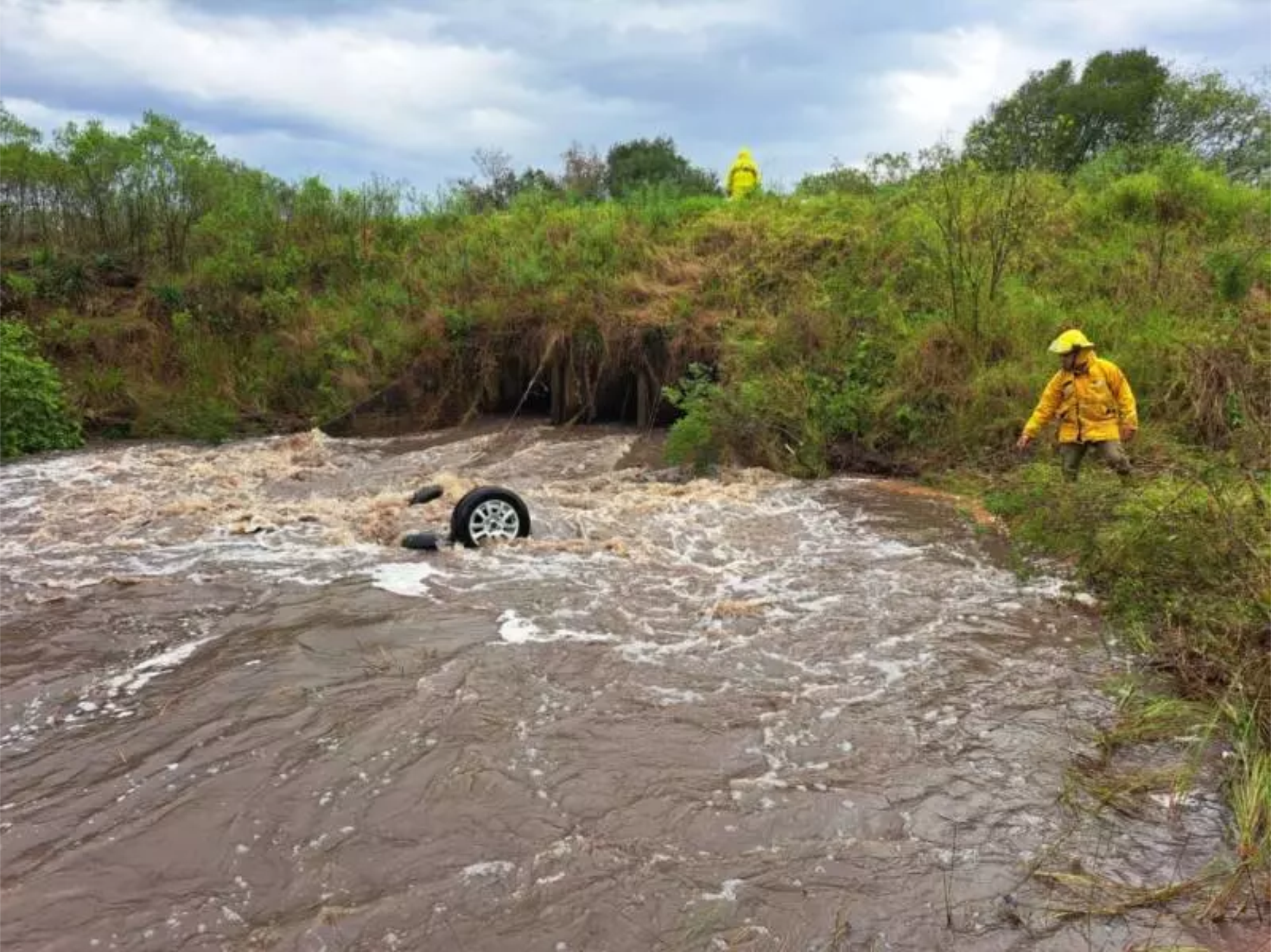 Carro sai da pista e cai dentro de arroio na RS 392 em Tupanciretã
