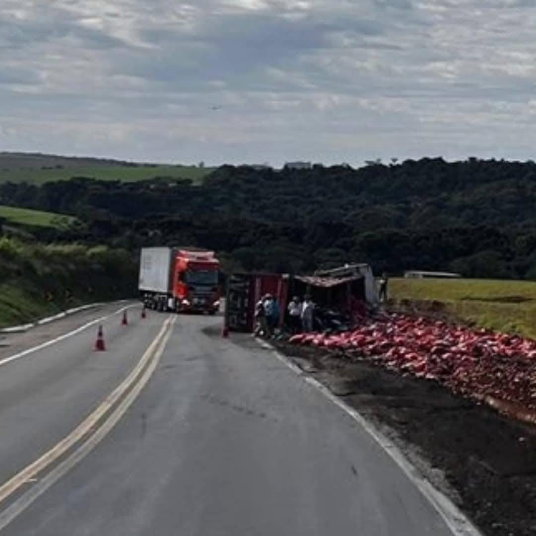 Caminhão com carga de cebola tomba na BR-285 entre Saldanha Marinho e Carazinho