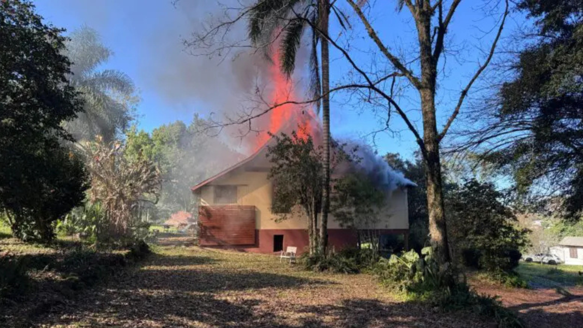 Incêndio destrói residência no Bairro Kuhn em Panambi