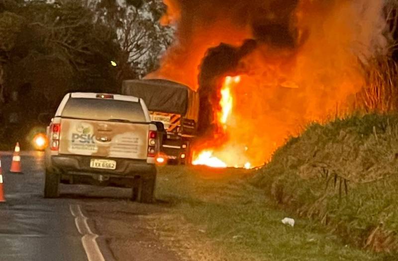 ncêndio consome carreta bitrem carregada de soja na BR 285