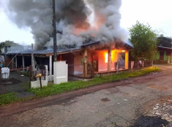 Cabeça de homem é encontrada dentro de pia e corpo no chão após incêndio de residência no RS