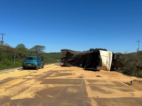 Semirreboque de carreta tomba e interdita parcialmente a BR-158 em Cruz Alta