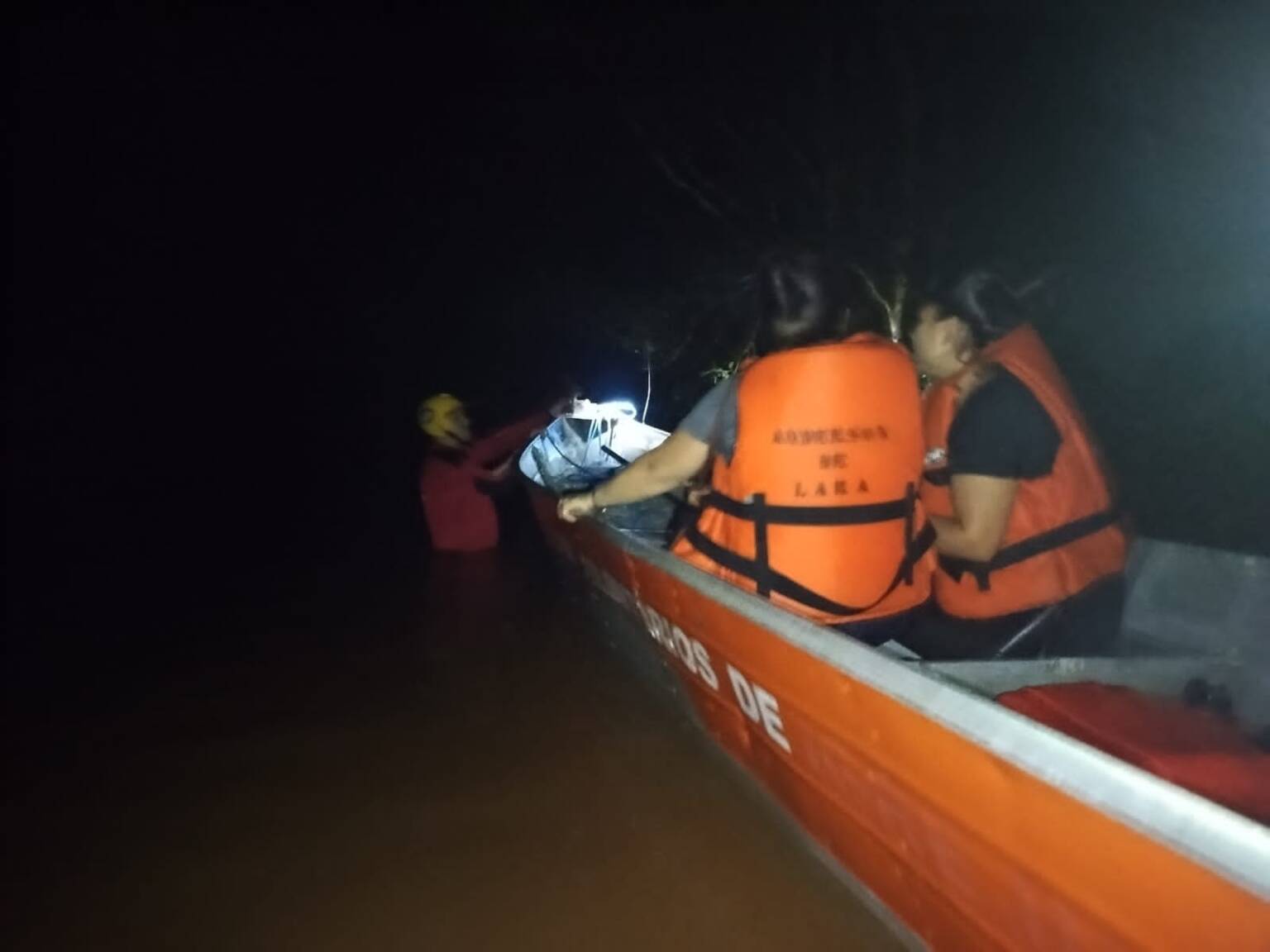 Família é resgatada após ficar ilhada em Redentora
