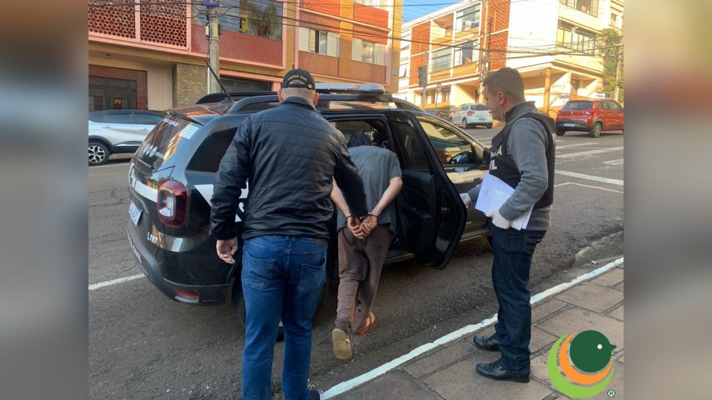 Homem é preso por agredir e roubar a própria mãe em Passo Fundo